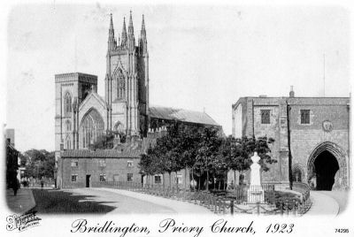 A 1923 postcard showing Bridington Priory and the Bayle - 39Kb jpg