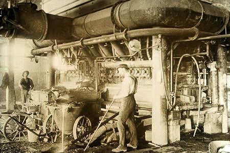 Mount Lyell's Cos smelter c.1900 - 42kB jpg