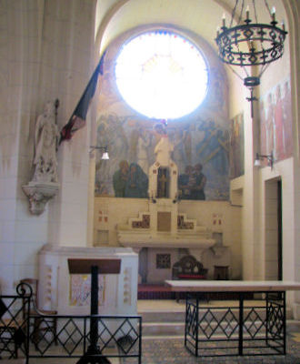The interior of Mesnil church - 31kb jpg