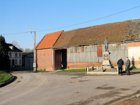 Forceville - war memorial - 35kB jpg