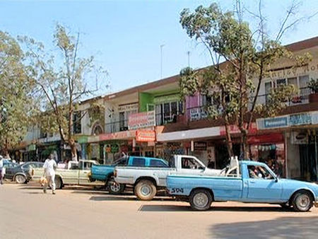 Shopping in Kitale - 46kB jpg