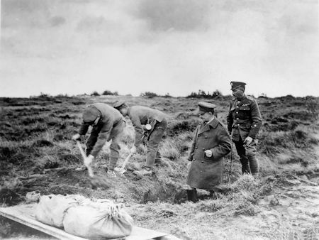 Graves Registration - Remains wrapped in sacking - 35kB jpg