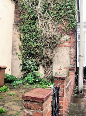 12 Fleet Gate, Barton front garden - kB jpg