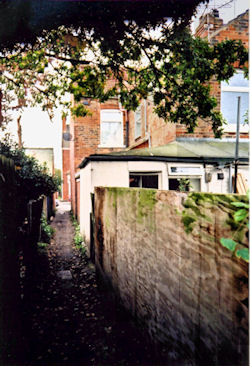 2 Clifton Street, Hornsea, side passage - 35kB jpg