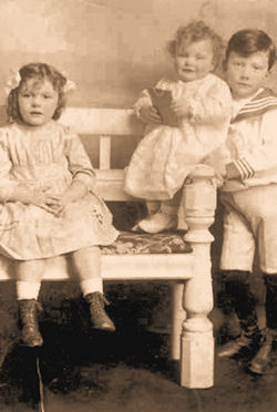Ted, Bessie and Don Crompton circa 1913 - 20kB jpg