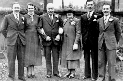 Donald Crompton's wedding 11 December 1938 - 39kB jpg