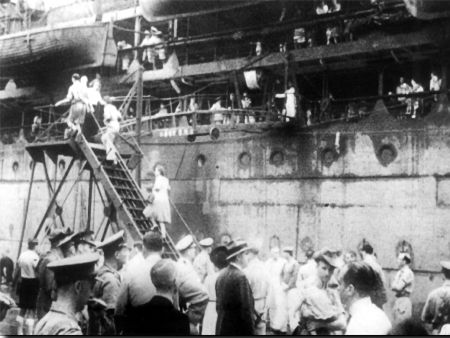Singapore evacuation - dockside - 37kB jpg
