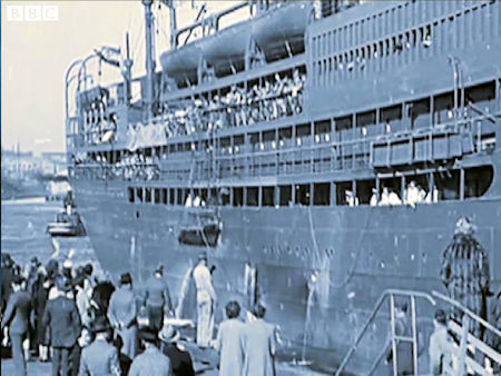 Singapore evacuation - casting off - 46kB jpg