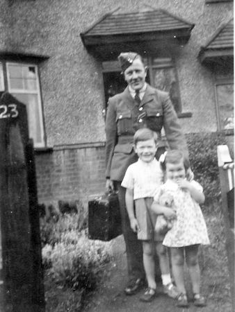 Geoff Crompton at 23 Egerton Road Wembley c.1941 - 31kB jpg