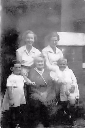 Lund family c.1955 - 29kB jpg