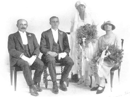 Fred Lund and Hilda's wedding group 1925 - 27kB jpg