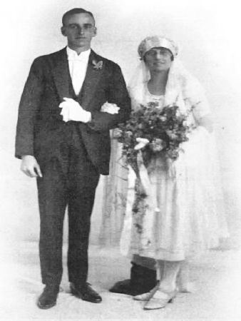 Fred Lund and Hilda's wedding bride and groom - 24kB jpg