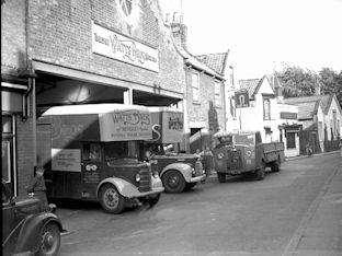 Watts garage in Lairgate - 18kB jpg