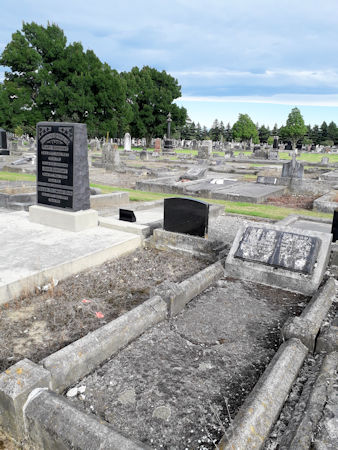 Stephen Clubley Crompton's grave at Ashburton - 49Kb jpg