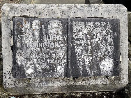 Stephen Clubley Crompton's headstone at Ashburton - 70Kb jpg