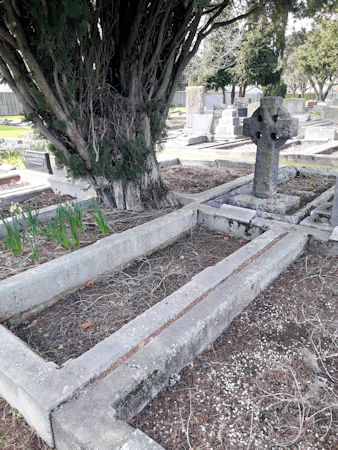 Emily Hyde Crompton's grave - 58kB jpg