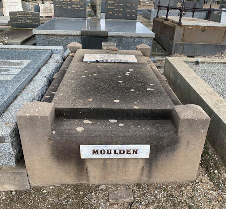 Emma Blackman and Alfred Moulden's grave - 58kB jpg