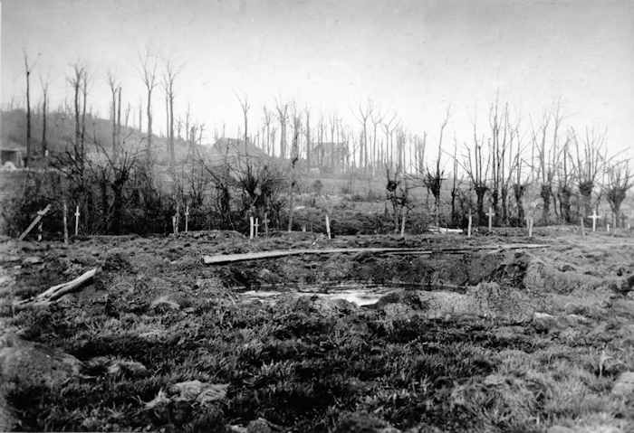 Graves along Mud Lane 1917 - 241kB jpg