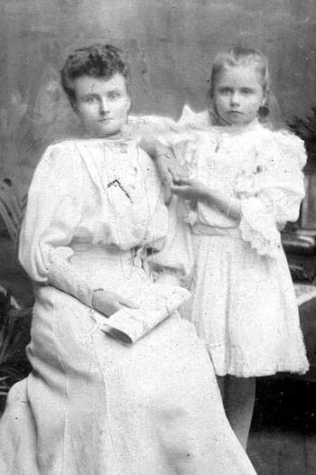 Margaret and Lucy Blackman 1909 - 35kB jpg