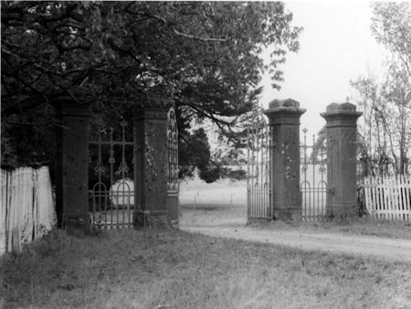 Arranmore House gates - 36kB jpg