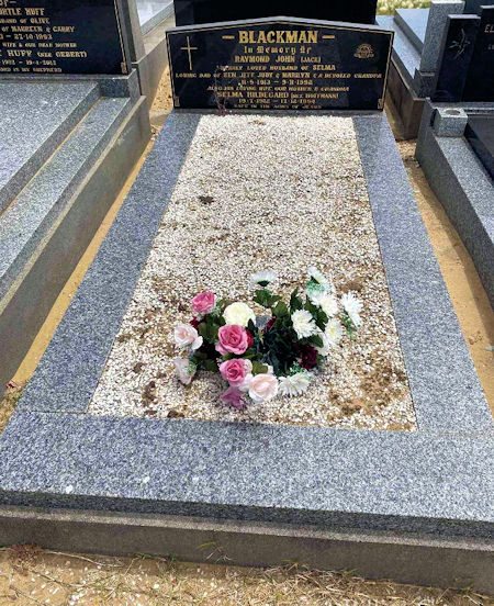 Raymond Blackman's grave - 106kB jpg