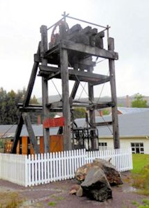 Mt Lyell winding gear - 17kB jpg