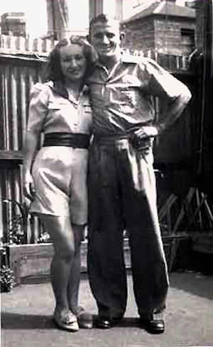 Leslie thomas with Ellen at Best Street Fitzroy during WW2 - 32kB jpg