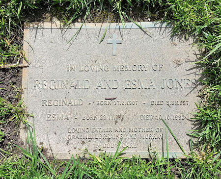 Reginald Jones' headstone - 82kB jpg
