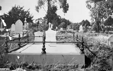 Ernest James Neely's grave - 33kB jpg