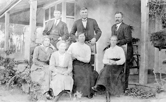 The Odewahn family at 'Allora' c.1900 - 77kBjpg