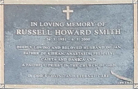 Russell Howard Smith's headstone - 40kB jpg