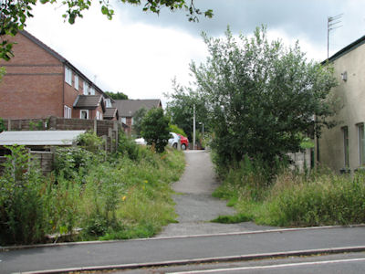 Entrance to Crompton's builder's yard - 34kB jpg
