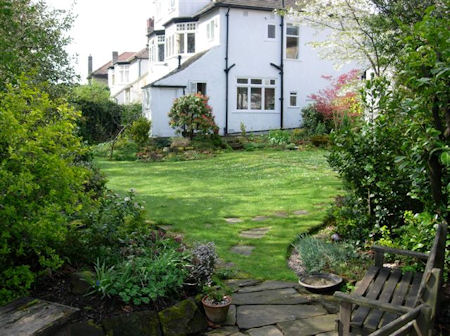 Harper Crompton's garden - 52kB jpg