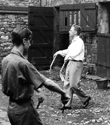 Harper Crompton with the Manchester Morrismen - 56Kb jpg