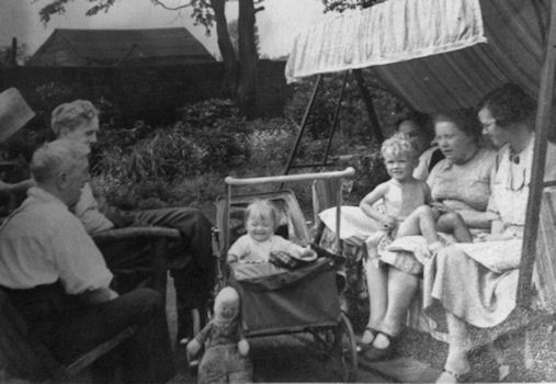 Family gathering 113 Knott Lane, Hyde 1936 - 34kB jpg