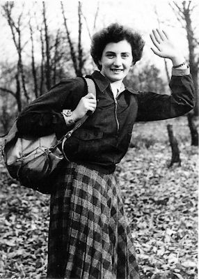 Wendy Crompton November 1951 - 34kB jpg